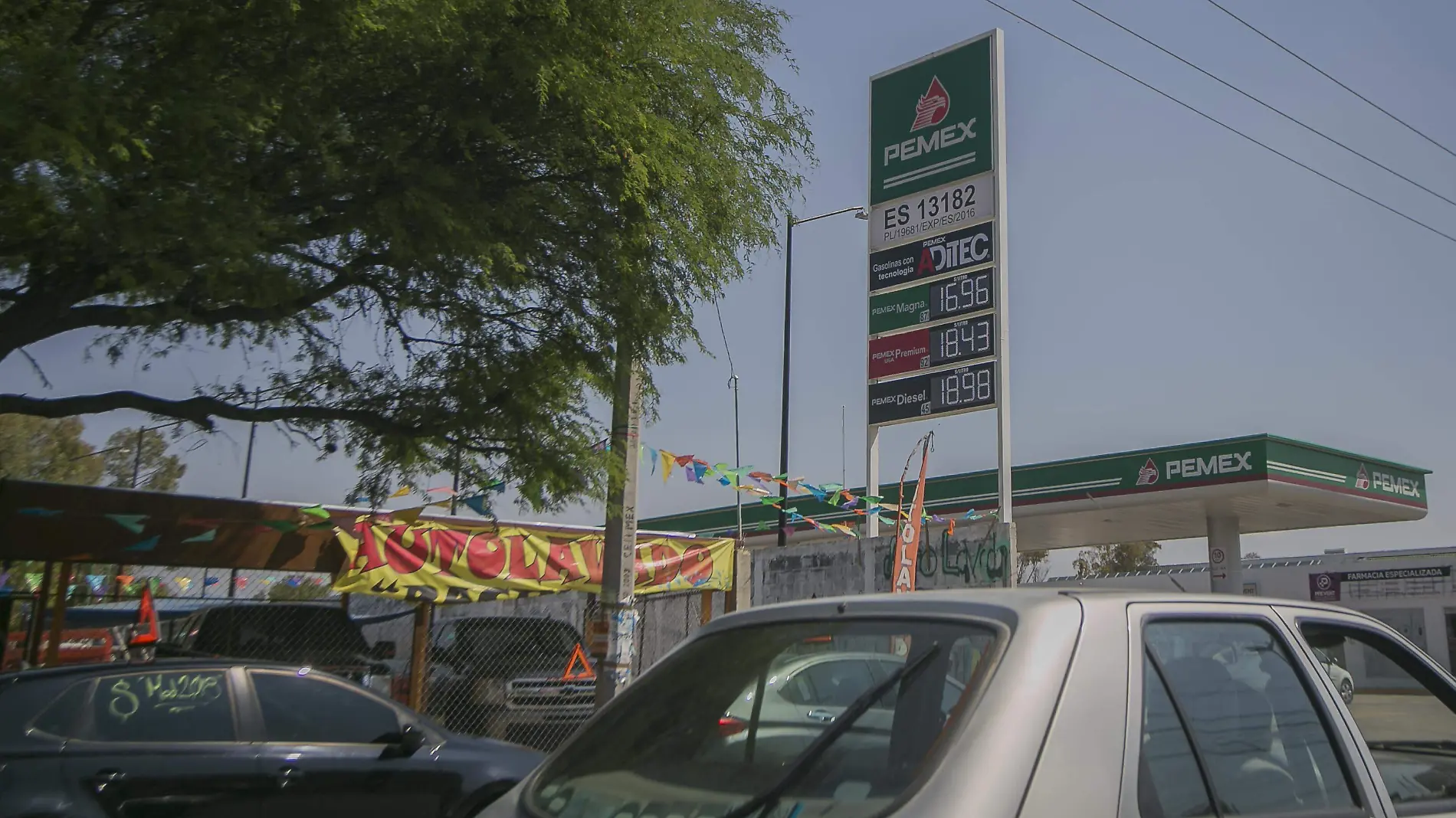 Sobre avenida Universidad se registran los costos más bajos de combustible.  Foto César Ortiz  El Sol de San Juan del Río.